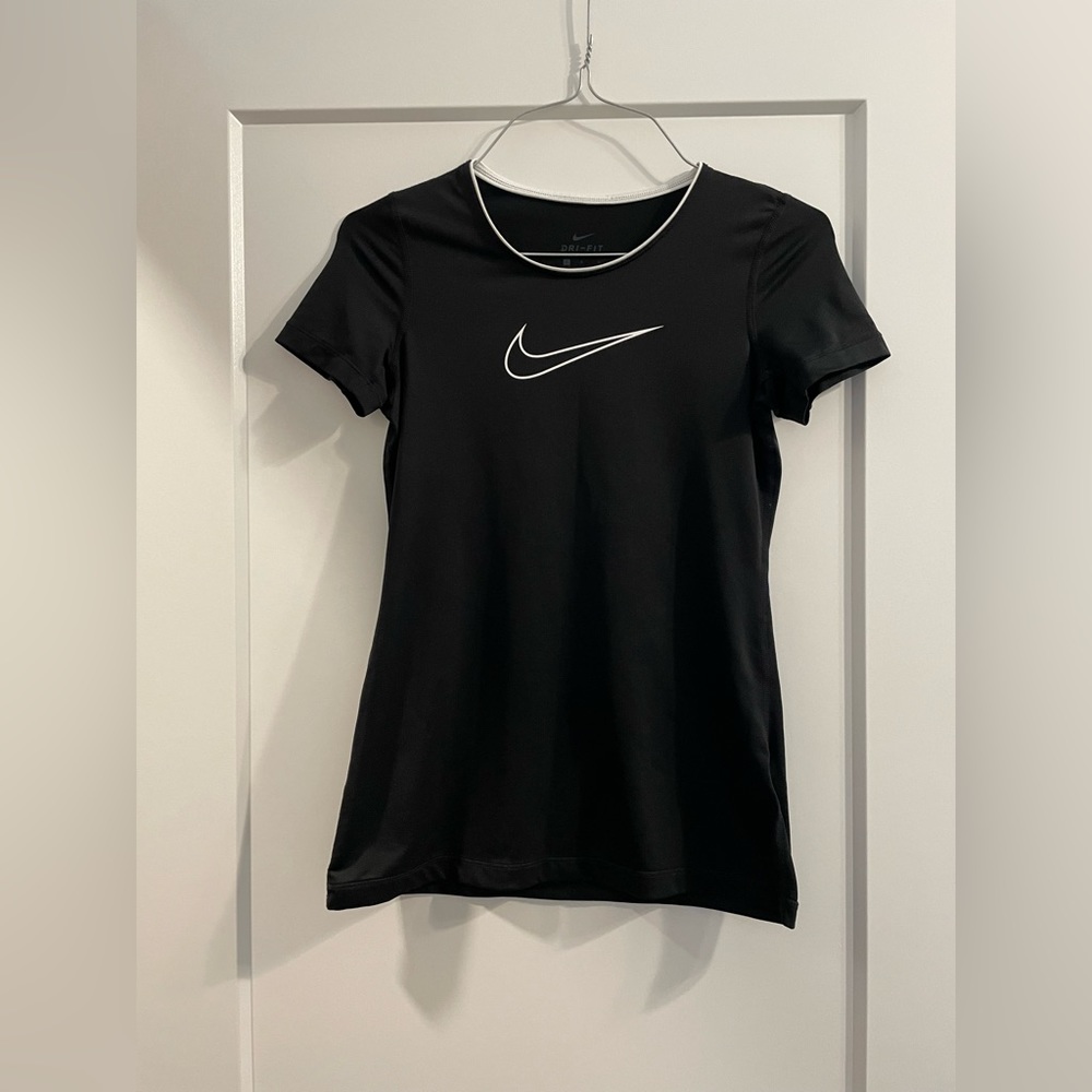 Athletic Tight Fit Shirt from Nike kids L